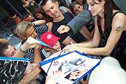 Angeina signiert für die Fans (Foto:Martin Schmitz)